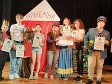 Детският театър зарадва с премиера ученици от началния курс