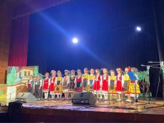 Фолклорен песенен спектакъл представи Школата по народно пеене