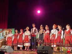Фолклорен песенен спектакъл представи Школата по народно пеене