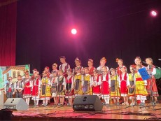 Фолклорен песенен спектакъл представи Школата по народно пеене