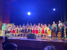 Фолклорен песенен спектакъл представи Школата по народно пеене
