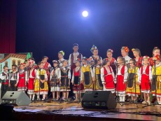 Фолклорен песенен спектакъл представи Школата по народно пеене