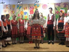 Фолклорен песенен спектакъл представи Школата по народно пеене