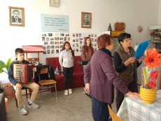 Школата по синтезатор и акордеон с програма за 15-годишнина на Пенсионерския клуб в село Петко Славейков
