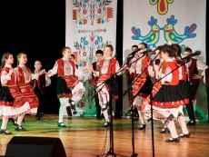 Коледен благослов с музика, песен и танц – читалищният концерт на Школата по народно пеене и Детския фолклорен ансамбъл „Развитие”