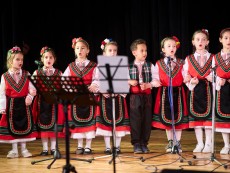 Коледен благослов с музика, песен и танц – читалищният концерт на Школата по народно пеене и Детския фолклорен ансамбъл „Развитие”