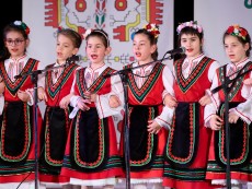 Коледен благослов с музика, песен и танц – читалищният концерт на Школата по народно пеене и Детския фолклорен ансамбъл „Развитие”