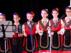 Коледен благослов с музика, песен и танц – читалищният концерт на Школата по народно пеене и Детския фолклорен ансамбъл „Развитие”