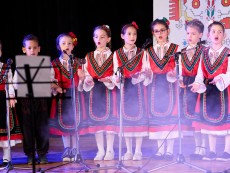 Коледен благослов с музика, песен и танц – читалищният концерт на Школата по народно пеене и Детския фолклорен ансамбъл „Развитие”