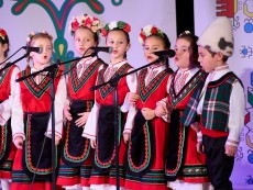Коледен благослов с музика, песен и танц – читалищният концерт на Школата по народно пеене и Детския фолклорен ансамбъл „Развитие”