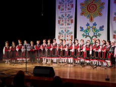 Коледен благослов с музика, песен и танц – читалищният концерт на Школата по народно пеене и Детския фолклорен ансамбъл „Развитие”