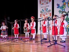 Коледен благослов с музика, песен и танц – читалищният концерт на Школата по народно пеене и Детския фолклорен ансамбъл „Развитие”