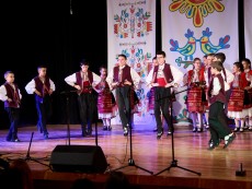 Коледен благослов с музика, песен и танц – читалищният концерт на Школата по народно пеене и Детския фолклорен ансамбъл „Развитие”
