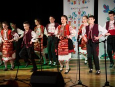 Коледен благослов с музика, песен и танц – читалищният концерт на Школата по народно пеене и Детския фолклорен ансамбъл „Развитие”