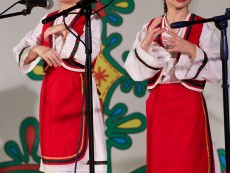 Коледен благослов с музика, песен и танц – читалищният концерт на Школата по народно пеене и Детския фолклорен ансамбъл „Развитие”