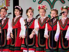 Коледен благослов с музика, песен и танц – читалищният концерт на Школата по народно пеене и Детския фолклорен ансамбъл „Развитие”