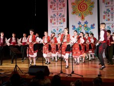 Коледен благослов с музика, песен и танц – читалищният концерт на Школата по народно пеене и Детския фолклорен ансамбъл „Развитие”