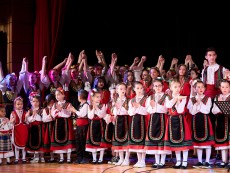 Коледен благослов с музика, песен и танц – читалищният концерт на Школата по народно пеене и Детския фолклорен ансамбъл „Развитие”
