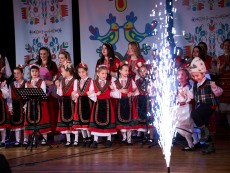 Коледен благослов с музика, песен и танц – читалищният концерт на Школата по народно пеене и Детския фолклорен ансамбъл „Развитие”
