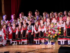 Коледен благослов с музика, песен и танц – читалищният концерт на Школата по народно пеене и Детския фолклорен ансамбъл „Развитие”