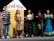 Театрално със спектакъла „Приключенията на Мая в страната на безцветните закони” по проект „Събудители – отново заедно”