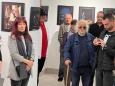 Духа зад кулисите в симбиоза на изкуствата фотография и поезия представи „Читалището – поглед отвътре”