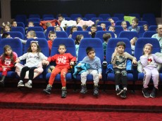 Безплатна кино прожекция – подарък за децата от детските градини