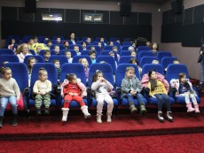 Безплатна кино прожекция – подарък за децата от детските градини