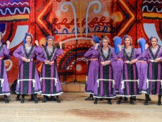 Коледен благослов с фолклор и традиции – концертът на ансамблите на Севлиево, Габрово и Трявна