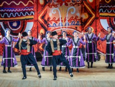 Коледен благослов с фолклор и традиции – концертът на ансамблите на Севлиево, Габрово и Трявна