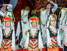 Коледен благослов с фолклор и традиции – концертът на ансамблите на Севлиево, Габрово и Трявна