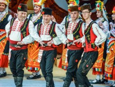 Коледен благослов с фолклор и традиции – концертът на ансамблите на Севлиево, Габрово и Трявна