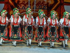 Коледен благослов с фолклор и традиции – концертът на ансамблите на Севлиево, Габрово и Трявна