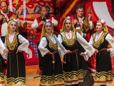 Коледен благослов с фолклор и традиции – концертът на ансамблите на Севлиево, Габрово и Трявна