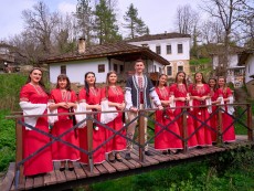 Школа по народно пеене „Шарени цветенца” празнува 10 години с концерт-спектакъл „Мечта”