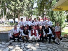Танцьорите от Курса за народни хора „Развитие” се изявиха в „На армане с тъпане”