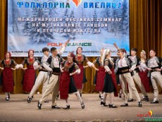 Танцьорите с купа, медал и диплом от международния фестивал „Фолклорна виелица”