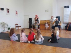 Открит урок с песен от деца за родители