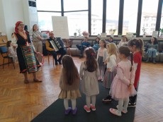 Открит урок с песен от деца за родители