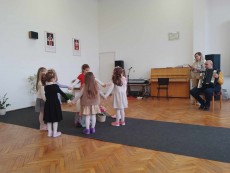 Открит урок с песен от деца за родители