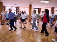 „На хорото – ръка за ръка” – финална изява с ученици в обучение по български народни хора