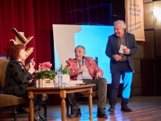 Една среща с истината и „Открито – забранено за политици” на Валя Ахчиева