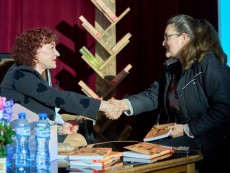 Една среща с истината и „Открито – забранено за политици” на Валя Ахчиева