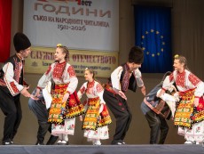 Балетните грации блеснаха на сцената на „Сълза и смях” за празника на българските читалища