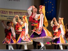 Балетните грации блеснаха на сцената на „Сълза и смях” за празника на българските читалища