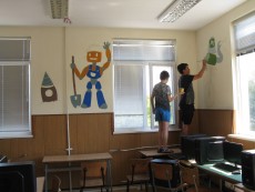 Учител и деца – творци, рисуват по училищни стени
